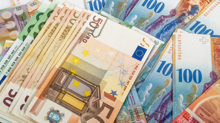 Lietuviai bankuose laiko net 12 milijardų eurų indėlių: ar tai reiškia kad mes esame turtingi?